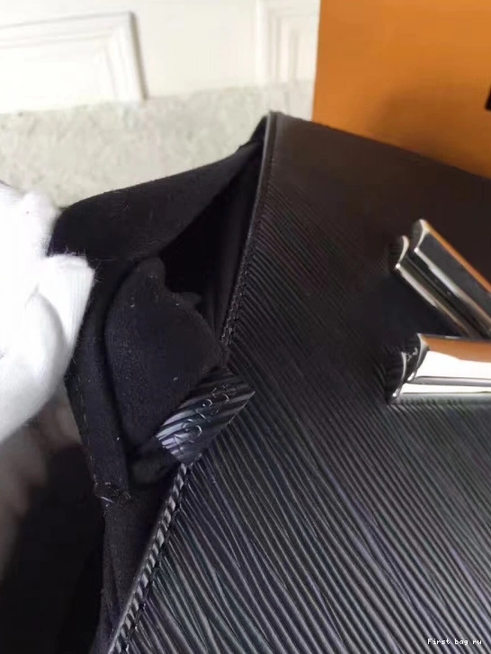 First bag ru TWIST Louis Vuitton 0709